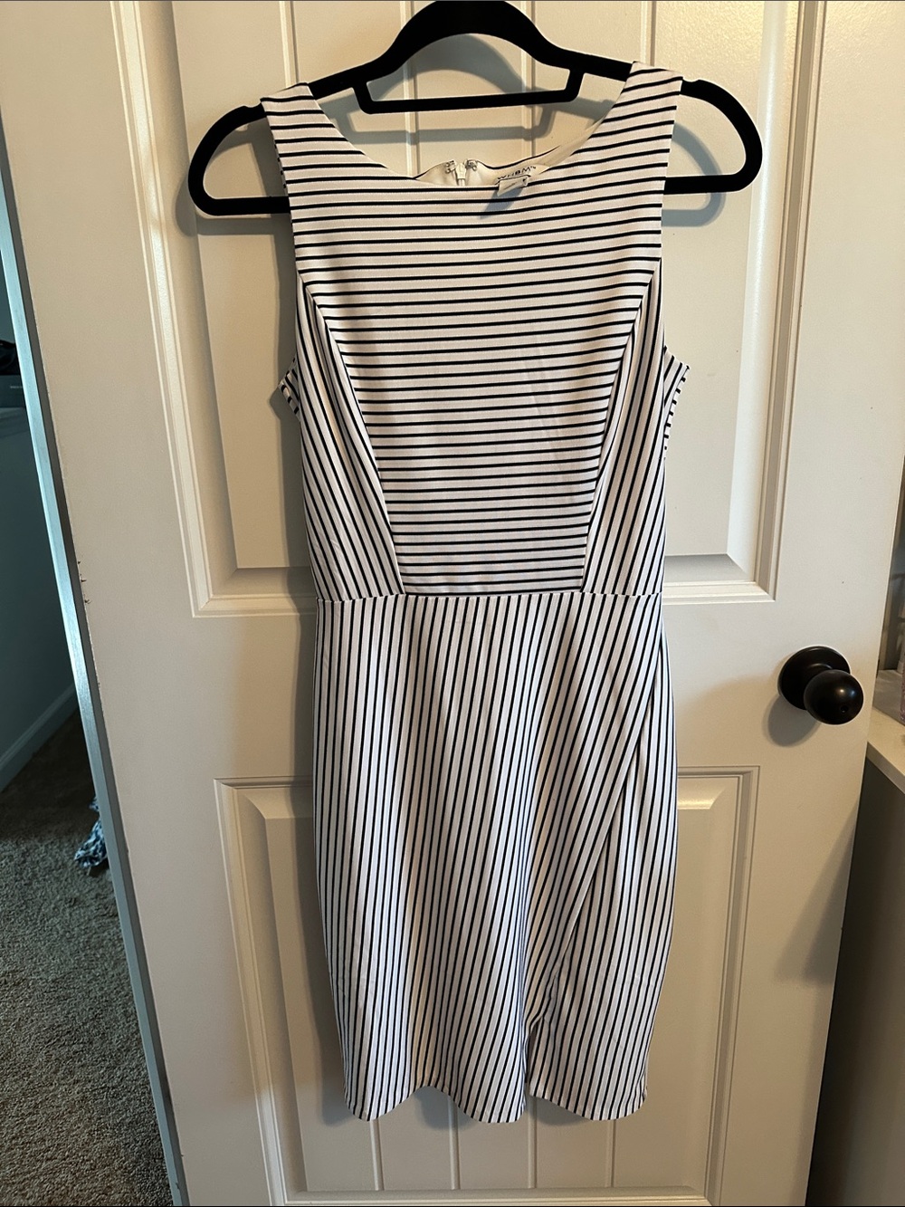 White House Black Market White and Black Striped slim fitted dress sz 0